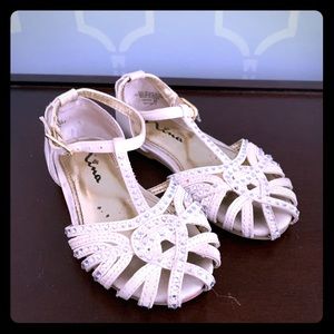 Little girls cream Nina dress shoes in size 7